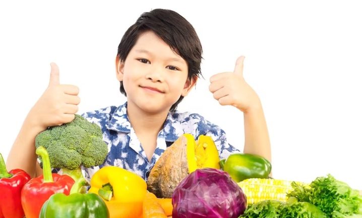 Anak makan sayur dan buah