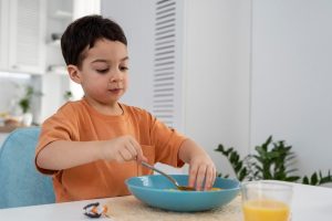 Anak sedang makan