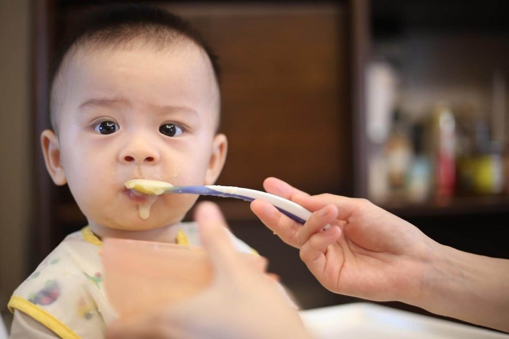 Bayi sedang makan