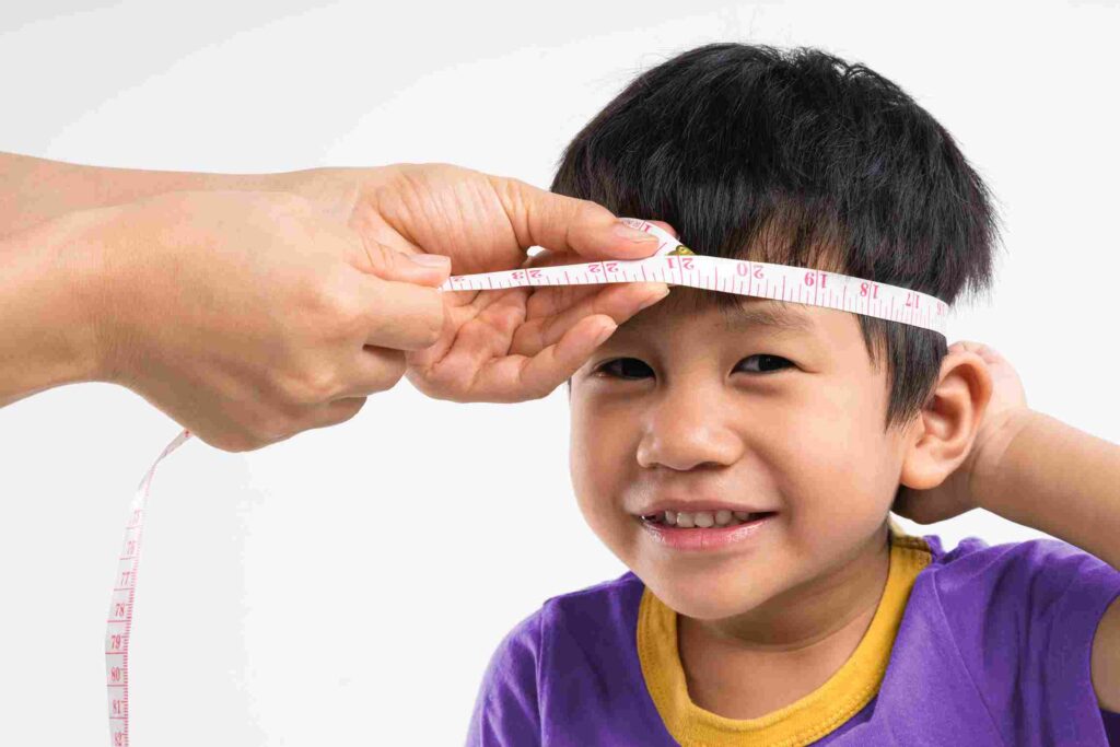mengukur lingkar kepala anak