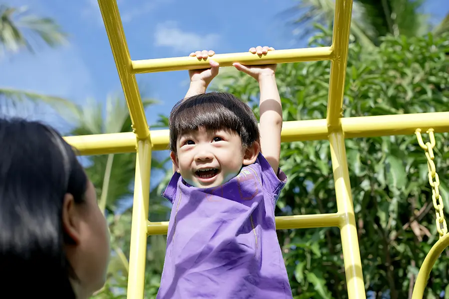 contoh motorik kasar anak bermain