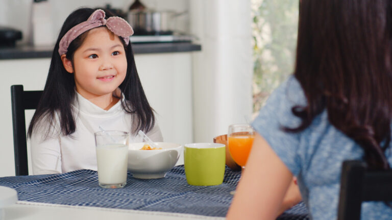 Anak makan bersama dengan menu sehat untuk menambah nafsu makan
