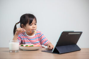 Anak tidak mau makan sambil bermain gadget saat jam makan